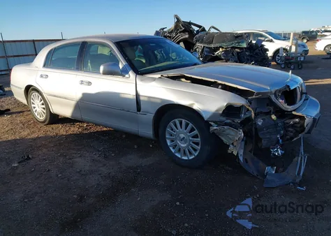 2003 Lincoln Town Car Signature from USA, damaged, VIN 1LNHM82W03Y671774